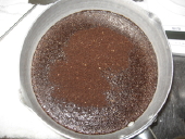 水出しコーヒーの豆が浮く